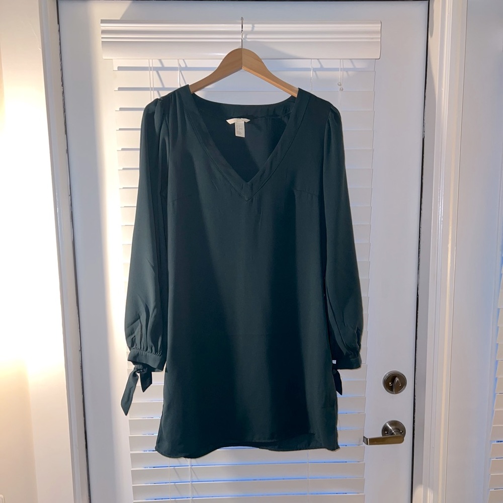 Emerald green shift dress with tie sleeves and pockets!